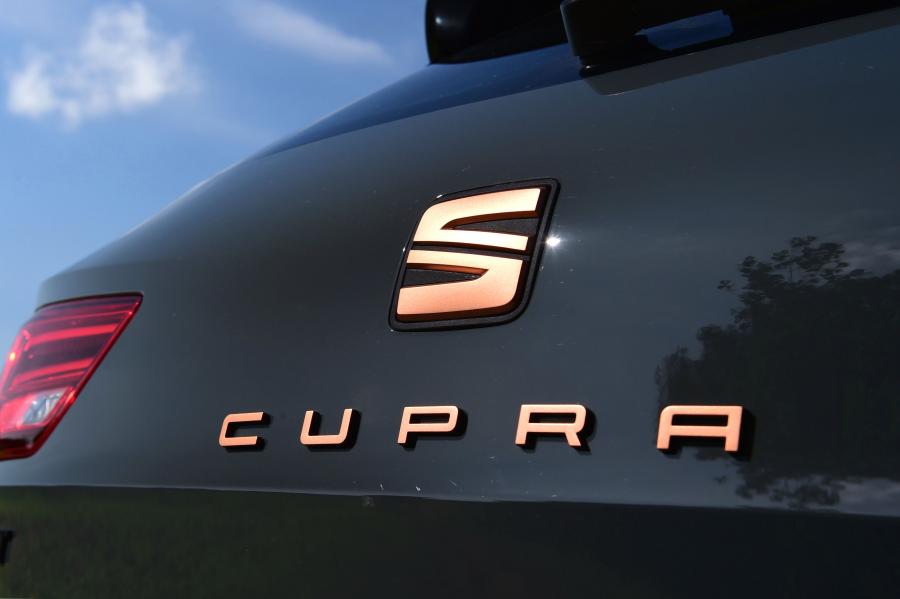 Логотип Seat Leon Cupra R ST by ABT 2019 года  (UK) (фото 7 из 17)